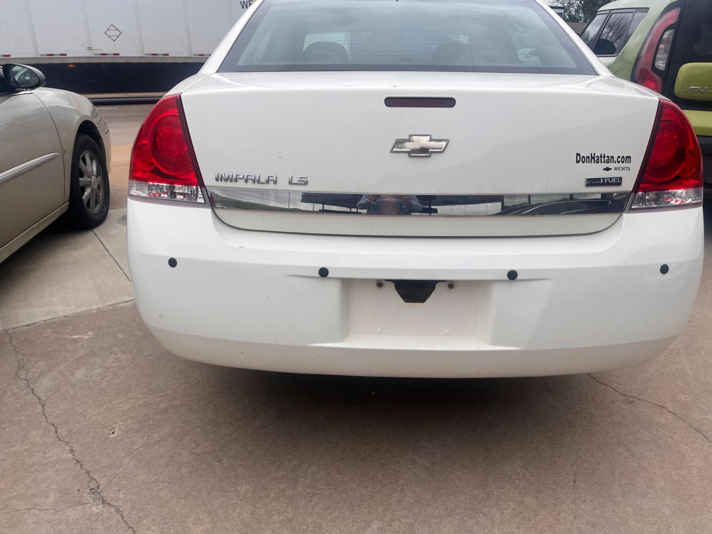 2009 BLACK CHEVROLET IMPALA LS LS (2G1WB57KX91) with an 3.5L V6 OHV 16V FFV engine, 4-Speed Automatic transmission, located at 8101 E. Skelly Dr., Tulsa, OK, 74129, (918) 592-3593, 36.121891, -95.888802 - Photo#3